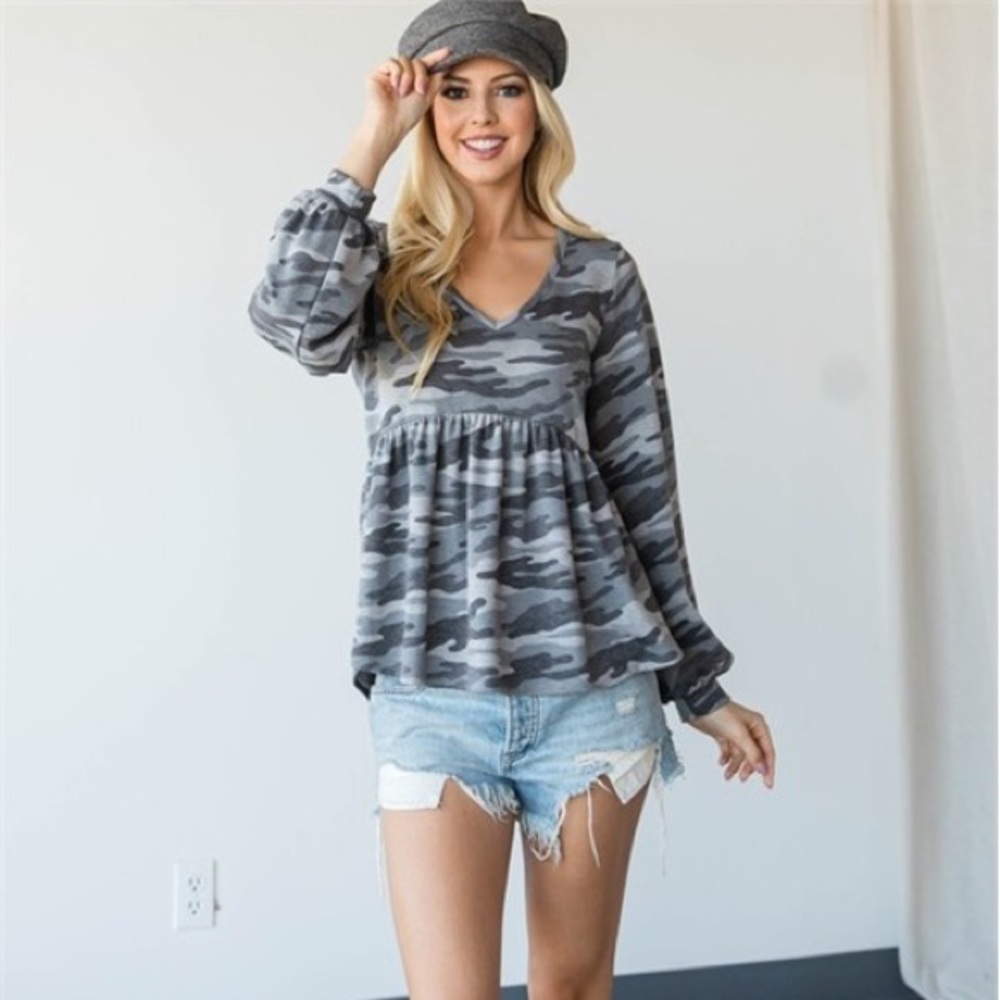 New Junior's Boutique Gray camo print puff sleeve top